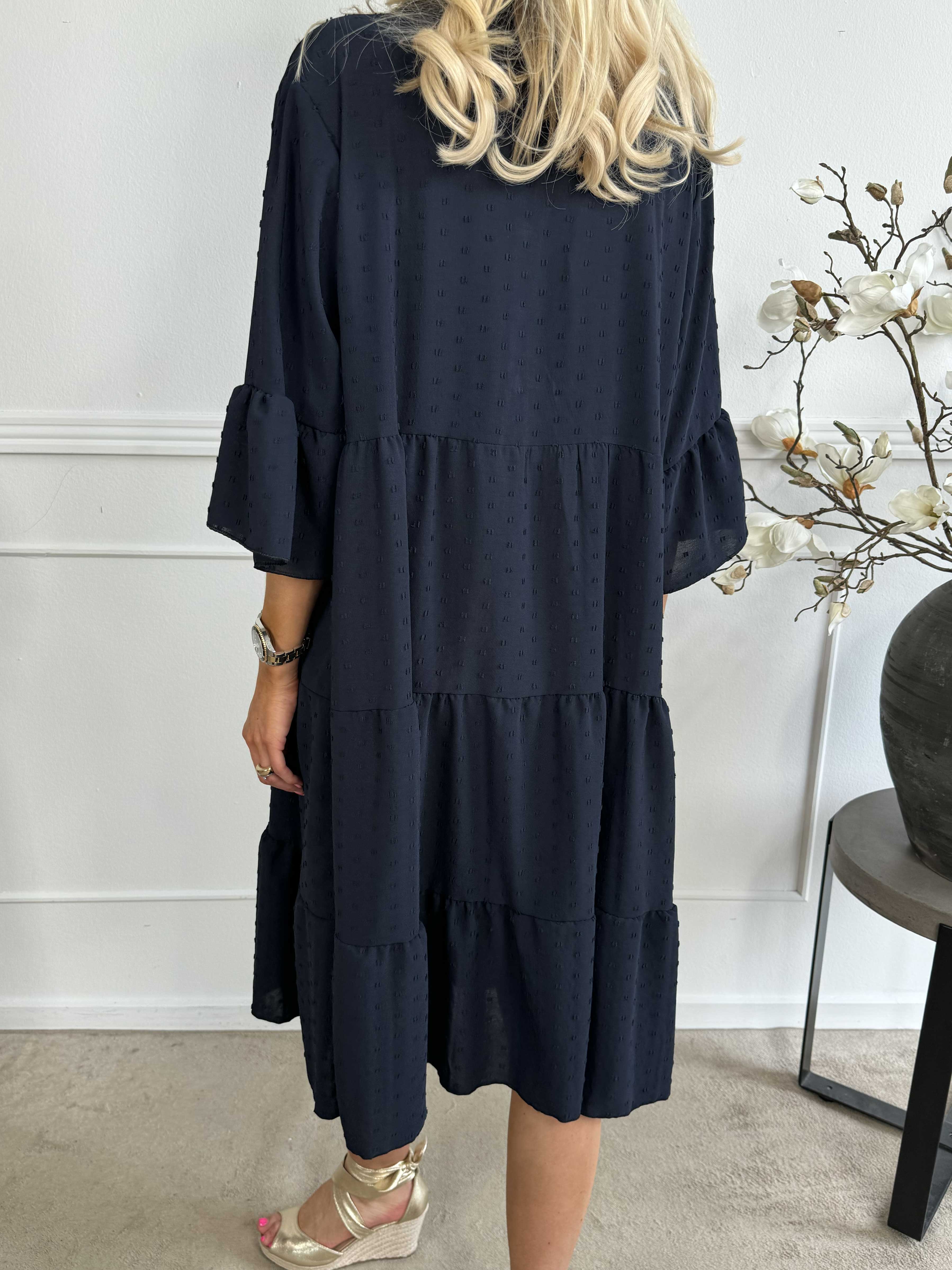 Amanda - Feminin plus size kjole med søde ærmer